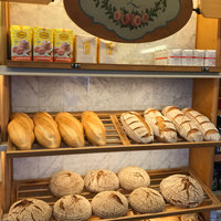 verschiedene Brotsorten auf Regal